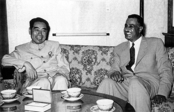 △周恩来在亚非聚会时代同埃及总统纳赛尔攀谈